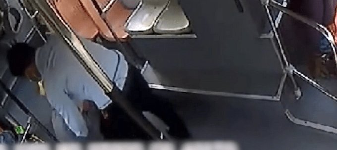农民工怕弄脏座位坐地上车长一把扶起，这算是将心比心的感动吗？