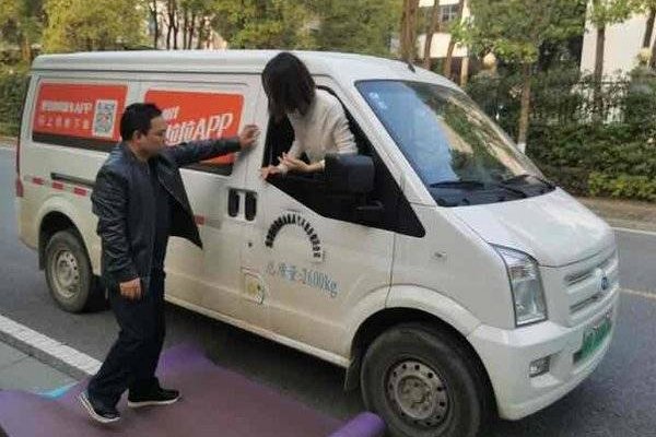 货拉拉女子坠亡案律师提新证据,不是坠车是跳车,司机应承担什么责任?