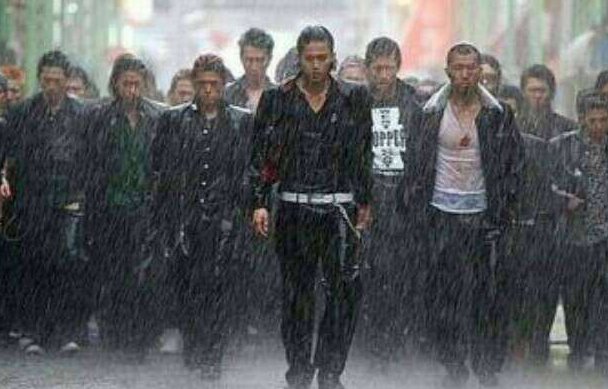 热血高校1片头死的那个人是谁啊？为什么死？让谁杀的？