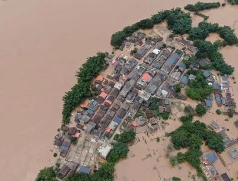 江西一名少年被洪水冲走失联，被洪水吞没后，如何想办法自救？