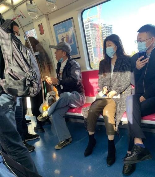 武汉一男子乘地铁不带口罩惨遭同车厢男子拳脚殴打，你如何看待他们的行为？