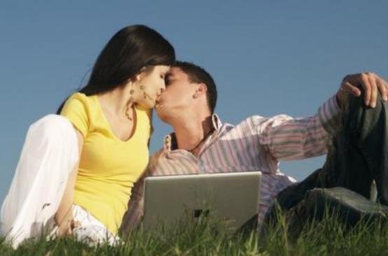 年轻漂亮的女邻居深夜叫我去她家，喝了两杯后就往我身上凑，我该怎么办？