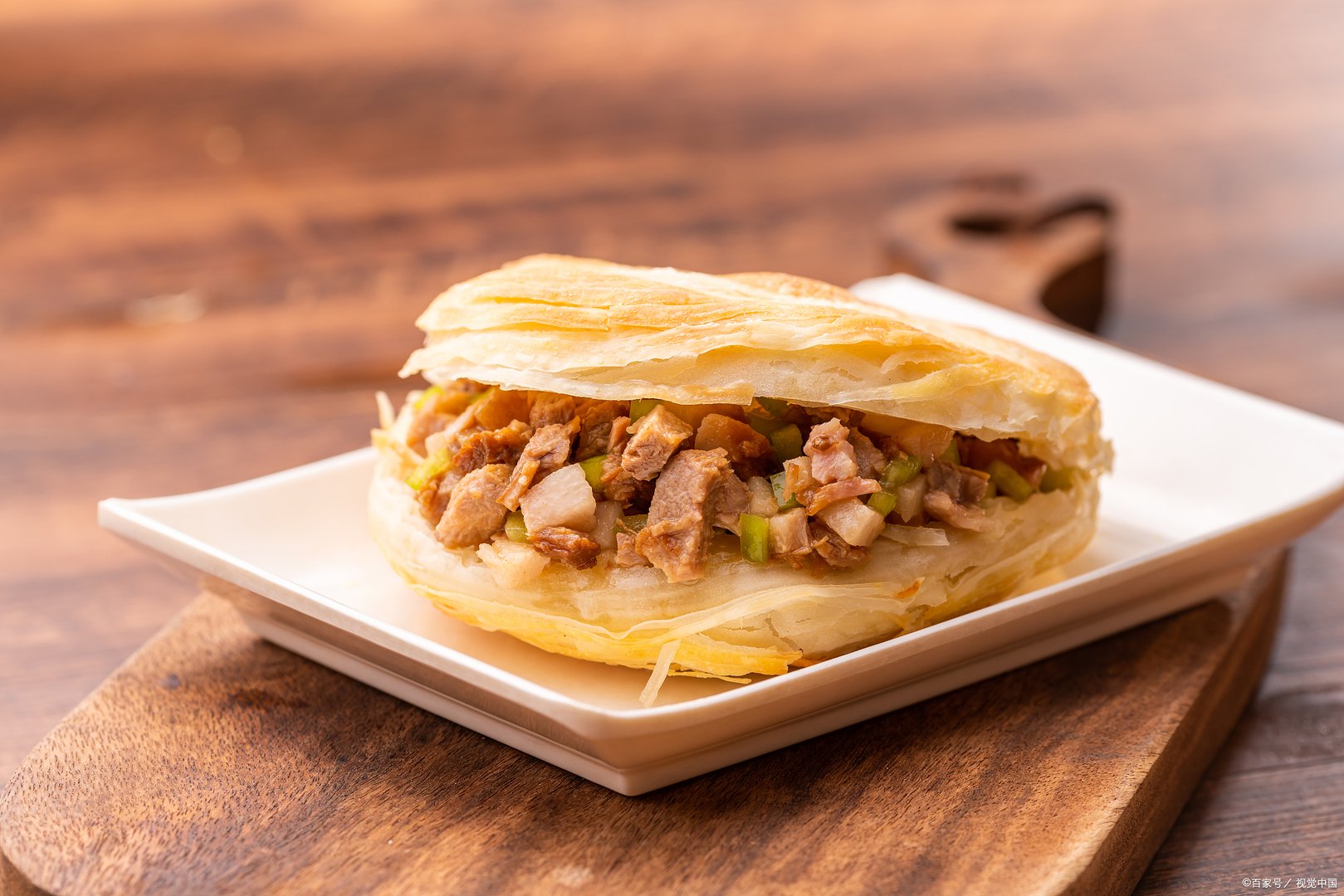 陕西“潼关肉夹馍协会”官网被黑,黑底绿字飘屏“无良协会”,如何看待?