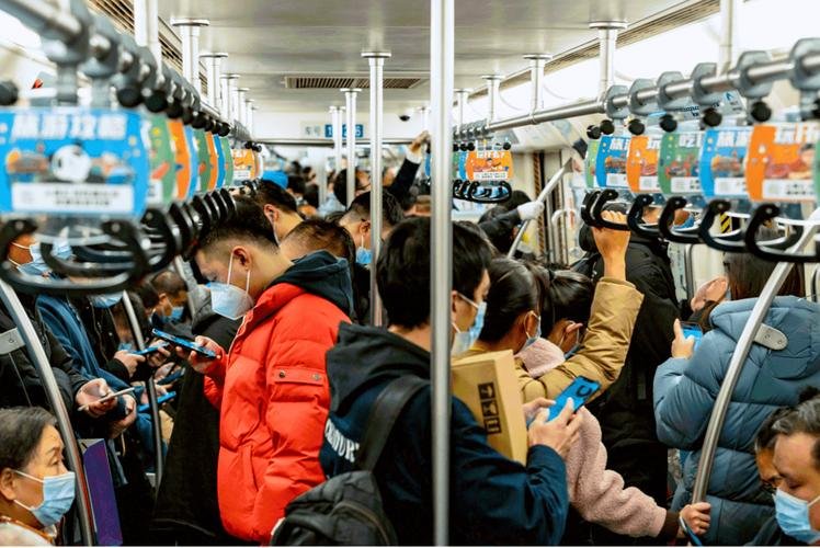 武汉一男子乘地铁不带口罩惨遭同车厢男子拳脚殴打，你如何看待他们的行为？