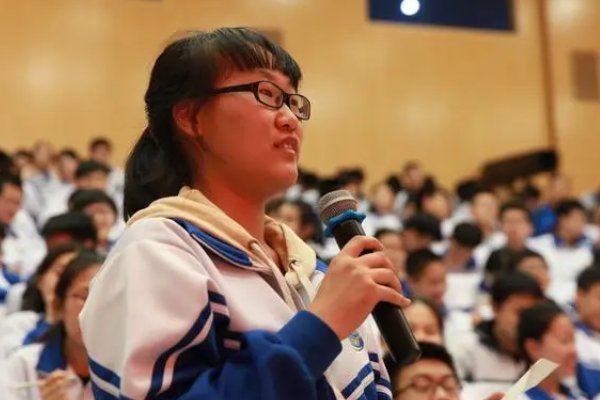 要以什么为引领构建各民族共有精神家园