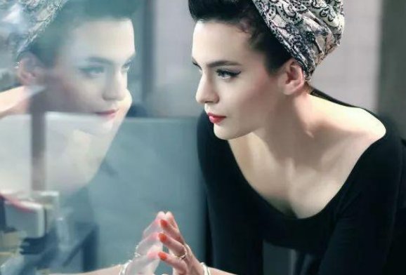 还记得《星光大道》走红的美国歌手唐伯虎吗？她现况如何？