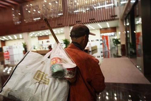 女孩逛街时多看一眼，认出走失10年亲人，你怎么看待这个善良之举？