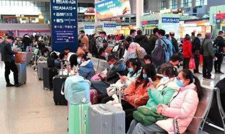 广西某学校女生放假将玩偶绑在背上带回家,你放假都会带什么装备回家?