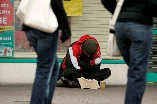 女孩逛街时多看一眼，认出走失10年亲人，你怎么看待这个善良之举？