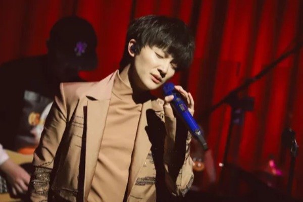 周深的嗓子里住了几个人,为何会有网友发出这样的疑问?