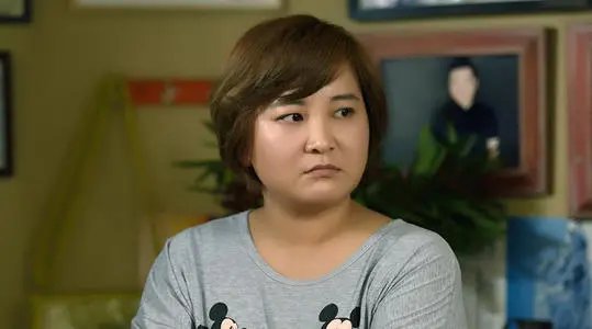 贾玲三亚冲浪被拍,被大家调侃冲浪像潜水,她的路人缘为何这么好?