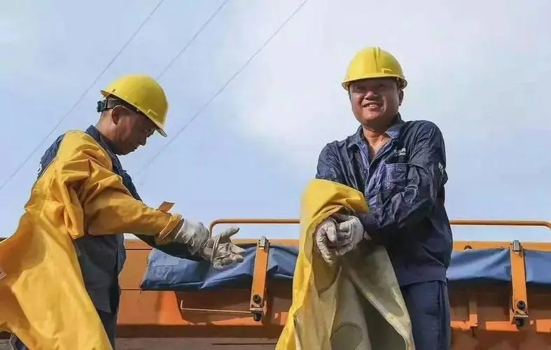 四川持续高温,达州一户外电线都热得冒烟了,供电公司对此是如何回应的?