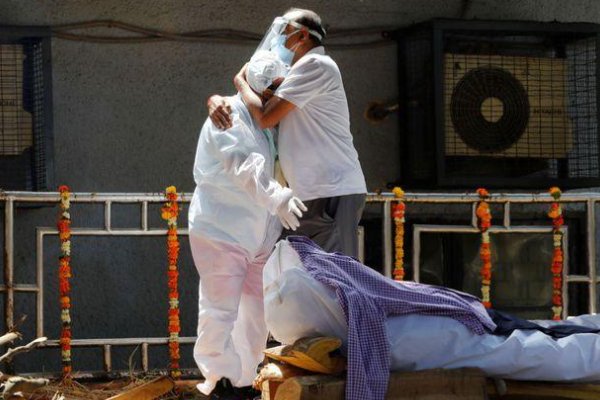 印度老人感染新冠去世火化时小女儿跳入火堆,她为何会这么做?