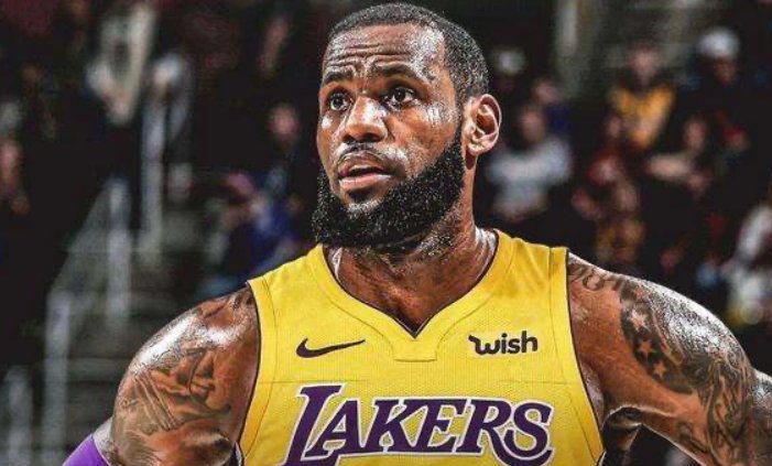 詹姆斯入选最佳阵容三阵