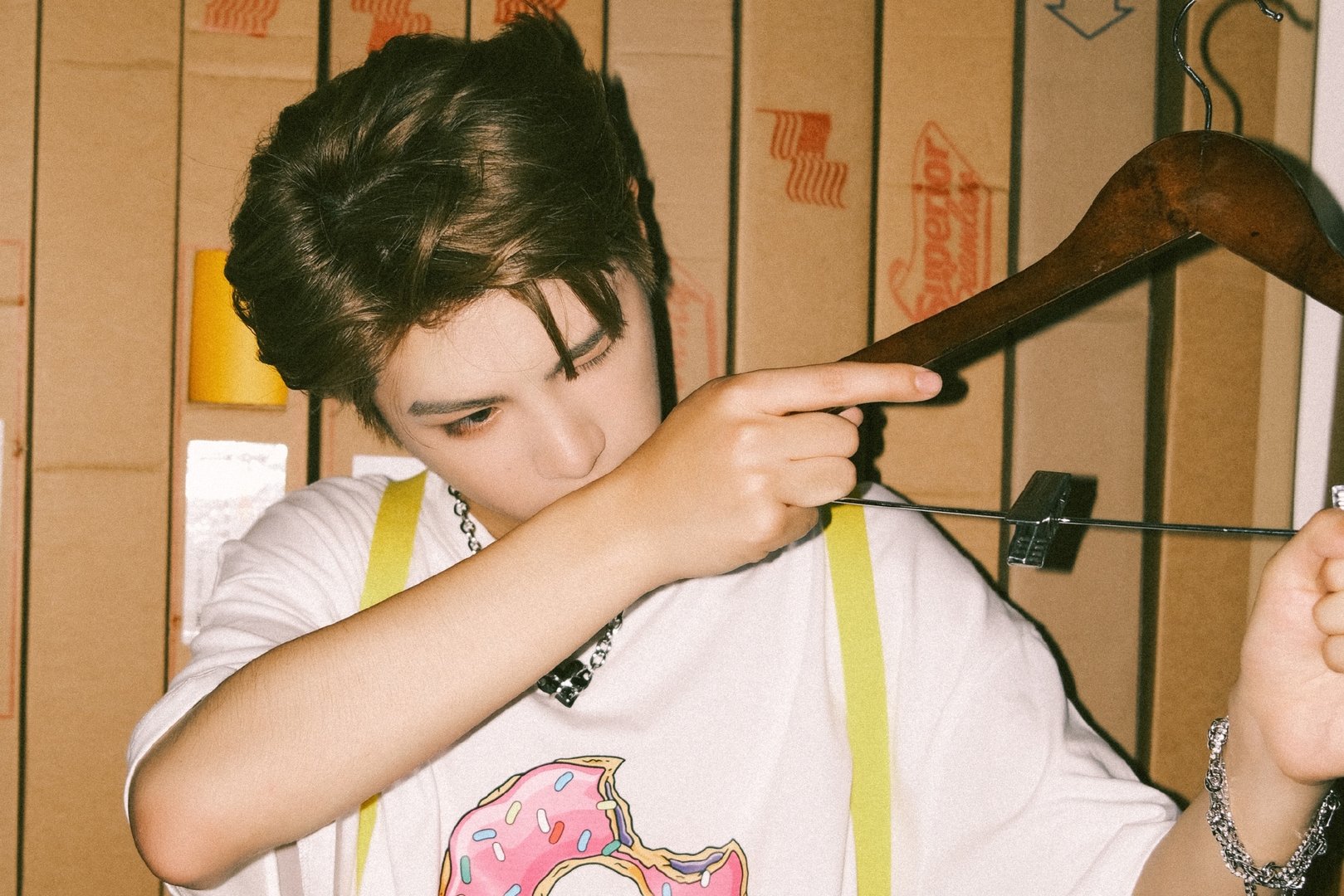 黄明昊走秀假摔,戏精体质的他,在走秀时还发生了什么搞笑的事?