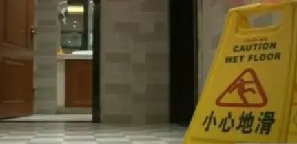 危险!男孩火锅店狂奔被汤淋一身,此事究竟是谁之责?