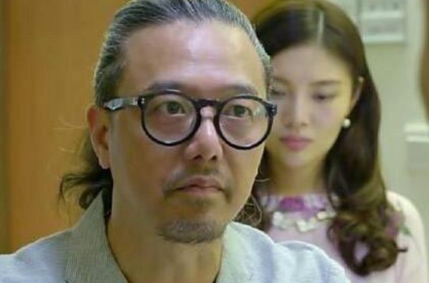 《余罪》中，傅国生是如何一步步信任余罪的呢？