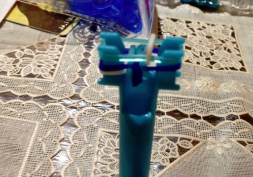 橡皮筋手链怎样打结才不会松