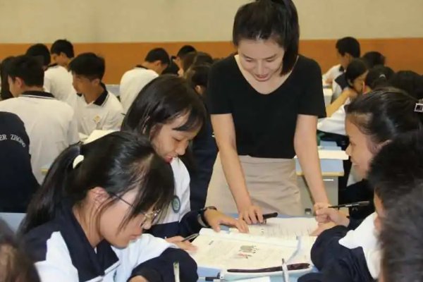 要以什么为引领构建各民族共有精神家园