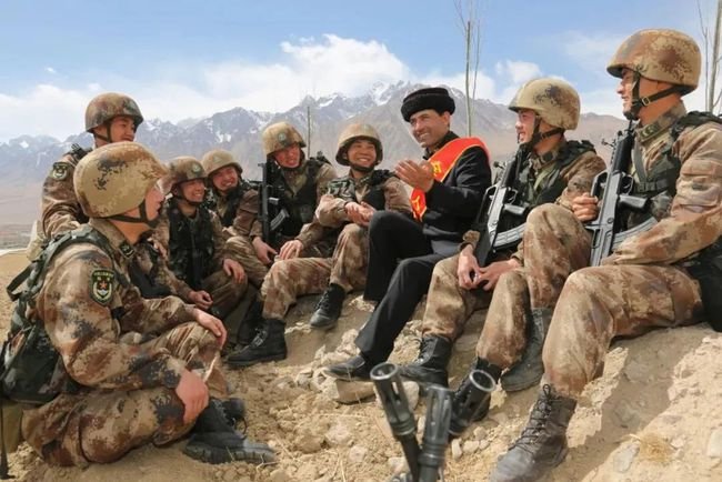 《开学第一课》中的护边员是谁?