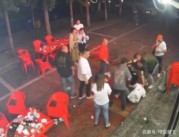 目击者称老板与打人者坐一桌吃饭，老板与与打人者究竟是什么关系？