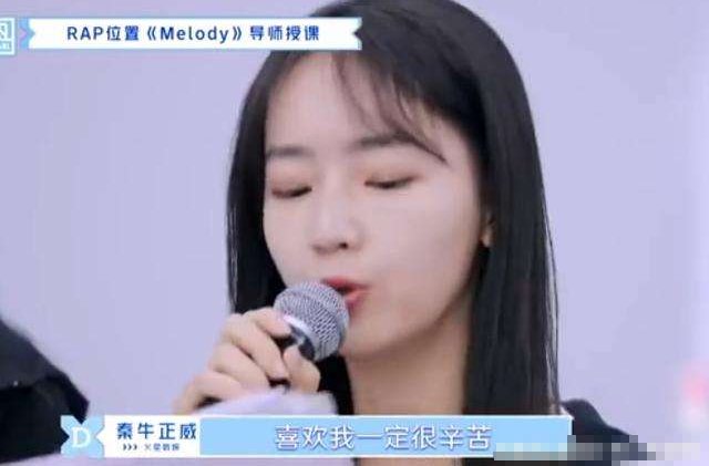 淡黄的长裙蓬松的头发是什么歌？