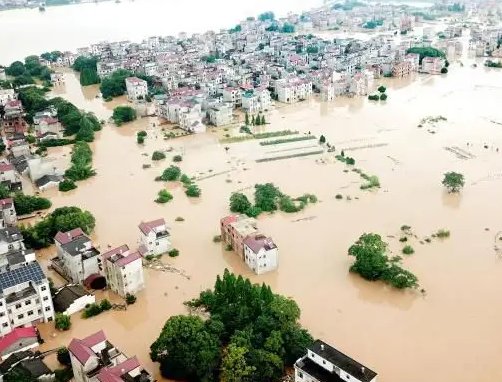江西一名少年被洪水冲走失联，被洪水吞没后，如何想办法自救？