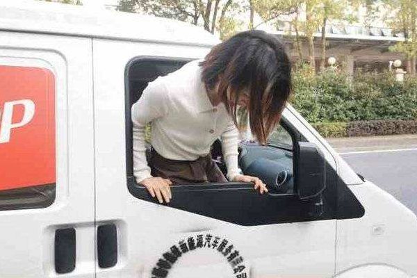 货拉拉女子坠亡案律师提新证据,不是坠车是跳车,司机应承担什么责任?