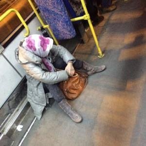 农民工怕弄脏座位坐地上车长一把扶起,这算是将心比心的感动吗?