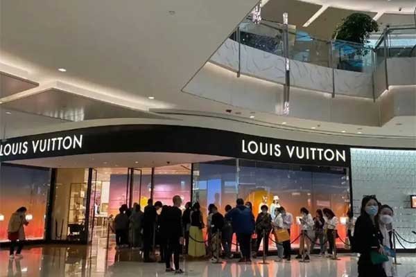 联袂成云的读音