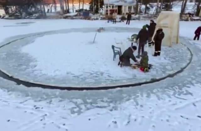 俄罗斯男子切割冰冻湖面自制“冰上旋转木马”，这样的旋转木马是否安全？