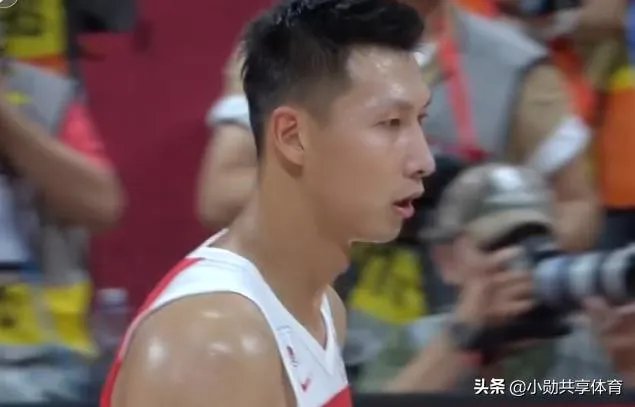 王哲林点赞央视批评自己的微博，而周琦点赞球迷为自己洗白的微博，你怎么看？