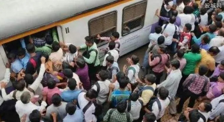 印度搭火车像打仗 火车严重超载现场画面曝光