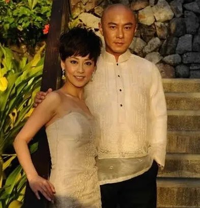 男星张卫健老婆是谁啊？  张卫健与老婆初恋女友一起合照