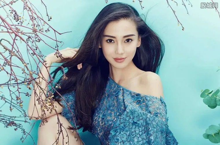 baby抱娃现机场 小海绵露小脚丫萌化人心