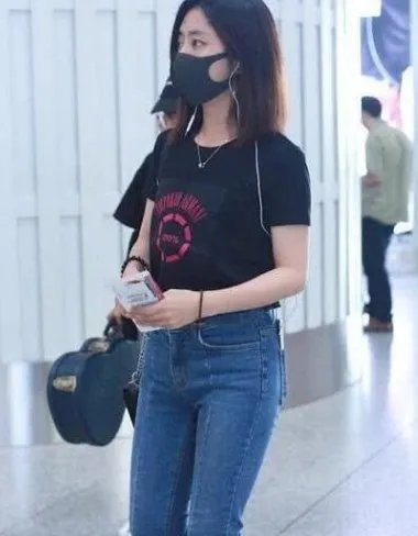 谭松韵走机场被粉丝送面粉,求给钟汉良“体面”,究竟是怎么回事?