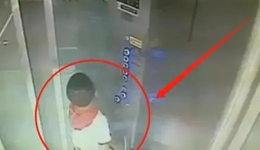 合肥一男孩电梯内小便导致失火被困，这名孩子缺乏哪些安全意识？