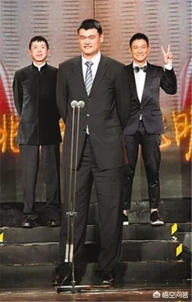 你觉得NBA球星和姚明一起合影会是什么效果？