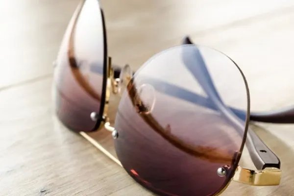 明月镜片成本6元零售价上百,为何如此暴利还要靠裁员压缩成本?