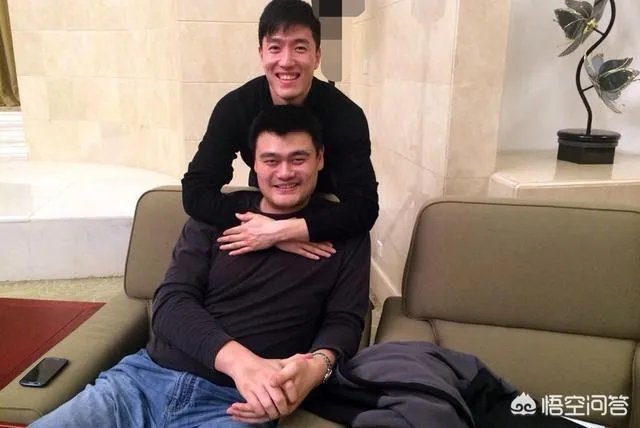 你觉得NBA球星和姚明一起合影会是什么效果？