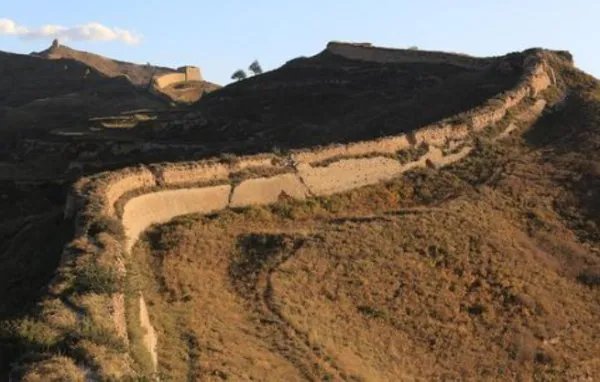 3名游客八达岭长城墙体上刻字，他们这种行为可取吗？