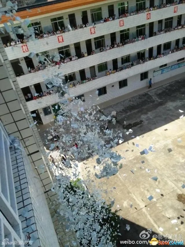 高考撕书大战实在太过疯狂：要想成功，必先发疯