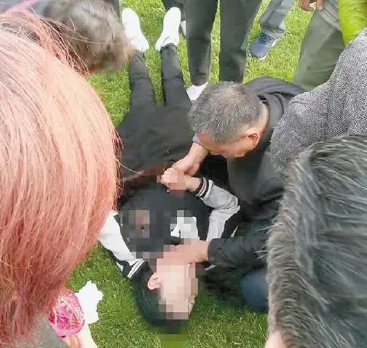 女孩走路玩手机导致掉进西湖是怎么回事？