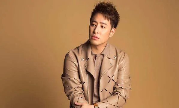 潘玮柏宣布结婚妻子是三年前被多次否认的空姐，为什么在一起却不承认呢？