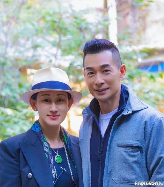 赵文卓晒照纪念与妻子相识20周年:百年修得共枕眠