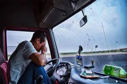 驾驶员出现哪种情况不得驾驶机动车？