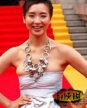 女神也会有小肚子!回顾十大女星出丑窘态