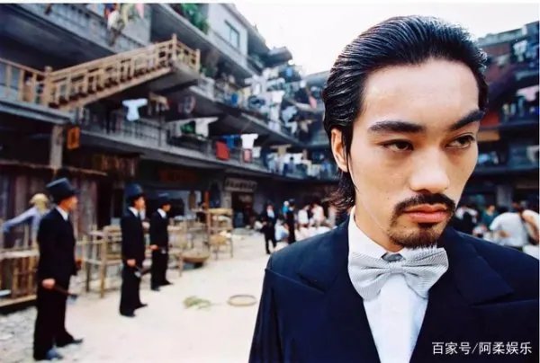 斧头帮里的琛哥，长得最像李小龙的陈国坤，他老婆是什么来历?