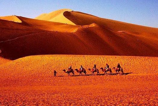 稿件大漠敦煌的作者是谁？写作背景是什么