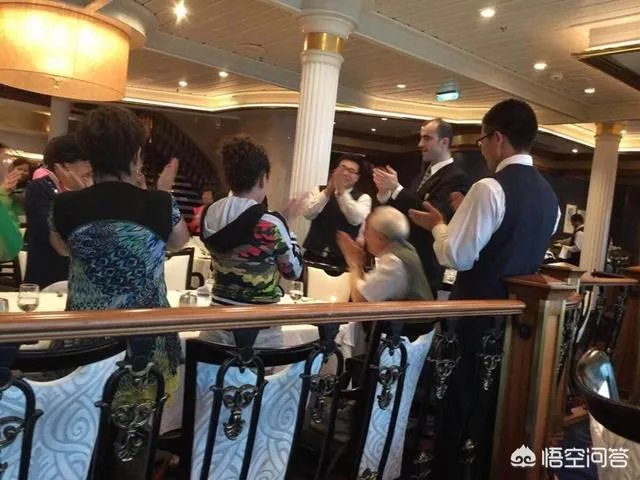 最近游三峡景区说是免费照相，可是取照片时却收15元，否则就不给你照片，你怎么看这种行为？